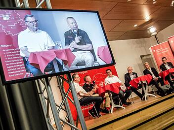 Regionentalk über die Sportstadt Coburg (von links): Jürgen Heeb (Vorsitzender Sportverband Coburg), Wolfgang Hörnlein (Vorsitzender BBC Coburg), Thomas Apfel (Redaktionsleiter Radio Eins), Oliver Schmidt (Redaktionsleiter "Coburger Tageblatt"), Walter Luft (Vorsitzender FC Coburg) und Thomas Apfel (Vorstandssprecher HSC 2000 CoburgFoto: Jochen Berger