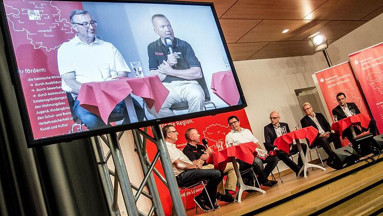 Regionentalk über die Sportstadt Coburg (von links): Jürgen Heeb (Vorsitzender Sportverband Coburg), Wolfgang Hörnlein (Vorsitzender BBC Coburg), Thomas Apfel (Redaktionsleiter Radio Eins), Oliver Schmidt (Redaktionsleiter "Coburger Tageblatt"), Walter Luft (Vorsitzender FC Coburg) und Thomas Apfel (Vorstandssprecher HSC 2000 CoburgFoto: Jochen Berger