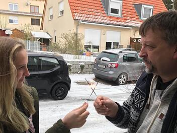 Der Kampf mit den Wunderkerzen - um die Silvesternacht wurde heftig diskutiert. Foto: C. Busch
