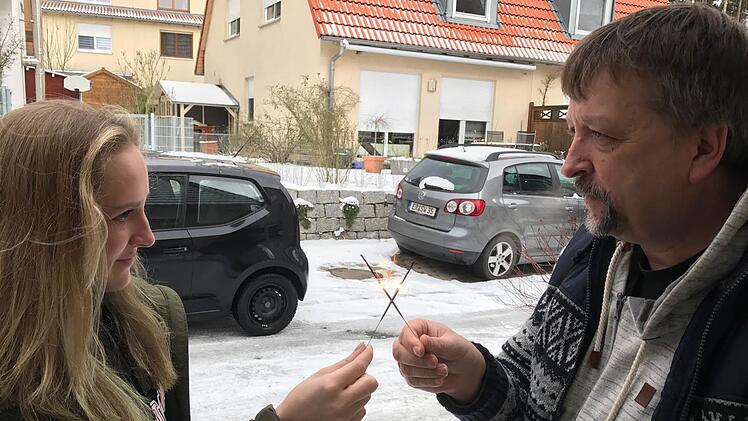 Der Kampf mit den Wunderkerzen - um die Silvesternacht wurde heftig diskutiert. Foto: C. Busch