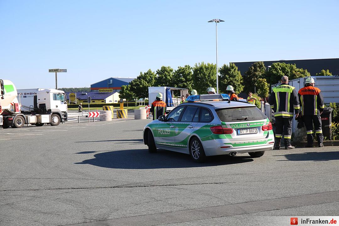 Explosionsgefahr im Kreis Hof: Aufgeheizter Gefahrguttransporter droht zu explodieren