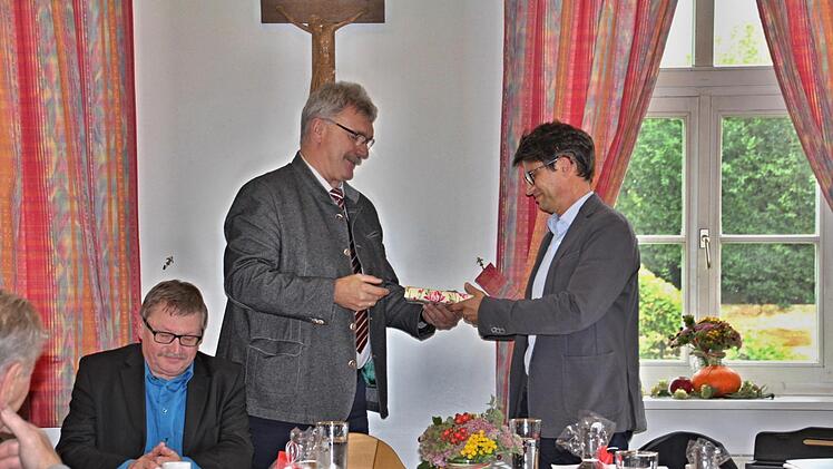 Auch für den aktuellen Vorsitzenden der TG Gleusdorf, Andreas Kaiser, gab es von Bürgermeister Dietz ein Präsent. Links neben dem Gemeindeoberhaupt Otto Kister, der lange Jahre für das Amt für ländliche Entwicklung Vorsitzender war. Foto: Helmut Will