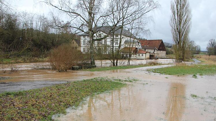Die Itz an der Hemmendorfer Mühle. Das Wasser schwappt ins Retentionsbecken über.