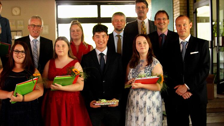 Die Schulbesten (vordere Reihe von links) mit Janet Binger, Selina Hahn, Murat Arnsmann, Simone Reindl und Klassenlehrer Daniel Kottenberg; hintere Reihe von links Bürgermeister Günter Pfeiffer, Yvonne Leidner von der Sparkasse, Bgm Ralf Nowak, Schulleiter Josef Friedrich und Bgm Wolfram Thein.Günther Geiling