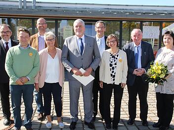 Der "treffpunkt Bertelsdorfer Höhe" und das Evangelische Gemeindezentrum "elia&co" feiern 20. bzw. zehntes Jubiläum. Von links: Dekan Andreas Kleefeld, Maciej Danko, Martin Gläser, Stadträtin Gabriele Morper-Marr, Oberbürgermeister Norbert Tessmer, Dritter Bürgermeister Thomas Nowak, Pfarrerin Hedwig Porsch, Richard Reich und Helena Krieger.  Foto: Desombre