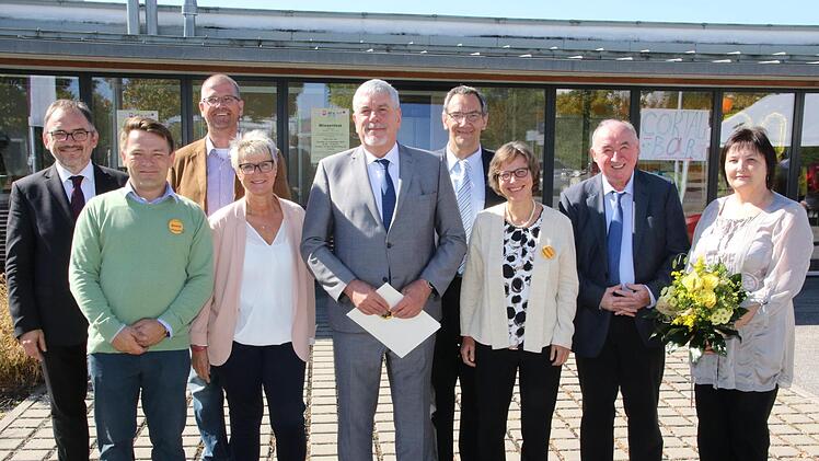 Der "treffpunkt Bertelsdorfer Höhe" und das Evangelische Gemeindezentrum "elia&co" feiern 20. bzw. zehntes Jubiläum. Von links: Dekan Andreas Kleefeld, Maciej Danko, Martin Gläser, Stadträtin Gabriele Morper-Marr, Oberbürgermeister Norbert Tessmer, Dritter Bürgermeister Thomas Nowak, Pfarrerin Hedwig Porsch, Richard Reich und Helena Krieger.  Foto: Desombre