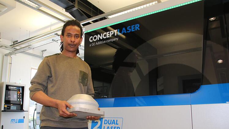 Merhawi Teame an seinem Arbeitsplatz bei der Firma Concept Laser    Foto:Matthias Einwag