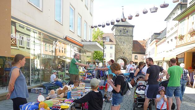 Beim Kinderflohmarkt war viel los. Foto: Corinna Tübel