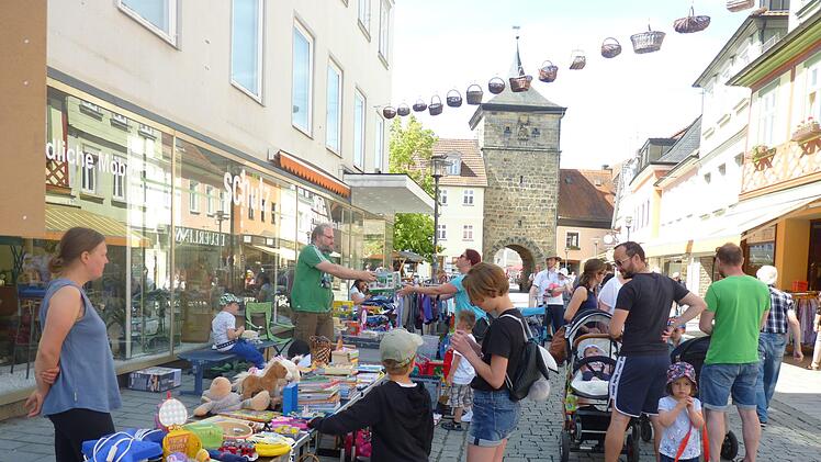 Beim Kinderflohmarkt war viel los. Foto: Corinna Tübel