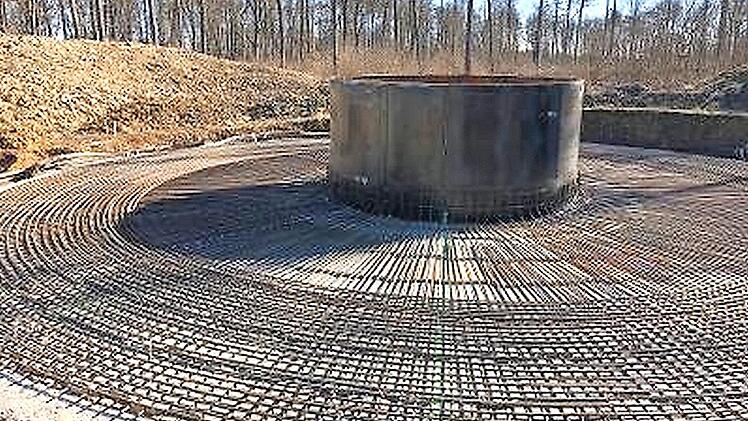 Eine eisenbewehrte Betonbasis sorgt für sicheren Halt der Windräder. Als Ausgleichsmaßnahme für den Flächenverbrauch entstehen drei Waldteiche und Anpflanzungen auf zwei Hektar.