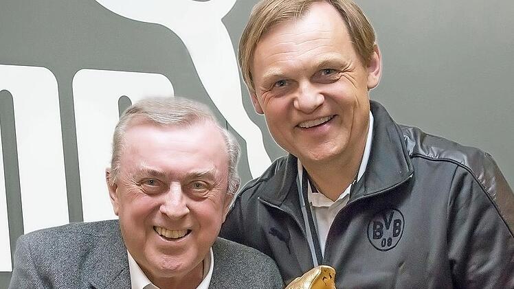 2017 überreichte Pumachef Björn Gulden an Horst Widmann (links) für sein Lebenswerk einen goldenen Schuh.