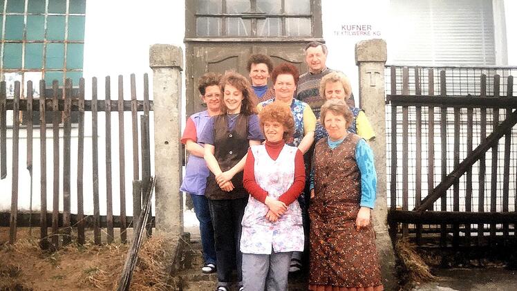 Der Marktleugaster Werkmeister Heinrich Schramm mit seinen Arbeiterinnen zum Abschiedsfoto: Im März 1993 wurde die Rosshaar-Fertigung der Firma Kufner in der früheren Weberei Tittus in Hohenberg eingestellt.