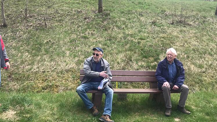 Eine Ruhebank genau auf der Grenze zwischen Wildflecken und Oberbach. Walter Vorndran und sein Oberbacher Kollege Karl Max Kirchner nahmen gerne Platz, natürlich jeder auf seiner Seite der "Grenze". Foto: Ines Herleth