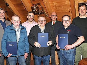 Für ihre Treue zur Partei wurden (vorne, v. l.) Georg Weiß, Hans Dinkel und Manfred Reichert geehrt. Mit ihnen freuen sich (hinten, v. l.) Stefan Dinkel, Frank Kerner, Kreisvorsitzender Christian Meißner sowie Zweiter Bürgermeister und Vorsitzende...