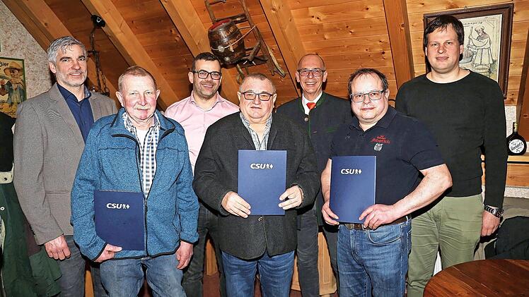 Für ihre Treue zur Partei wurden (vorne, v. l.) Georg Weiß, Hans Dinkel und Manfred Reichert geehrt. Mit ihnen freuen sich (hinten, v. l.) Stefan Dinkel, Frank Kerner, Kreisvorsitzender Christian Meißner sowie Zweiter Bürgermeister und Vorsitzende...