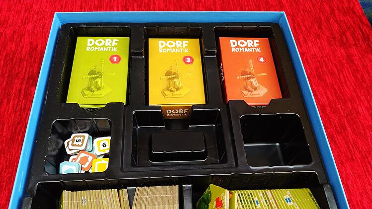 Spiele-Test Dorfromantik - das Brettspiel:  Entspannter Landschaftsbau mit Sogwirkung