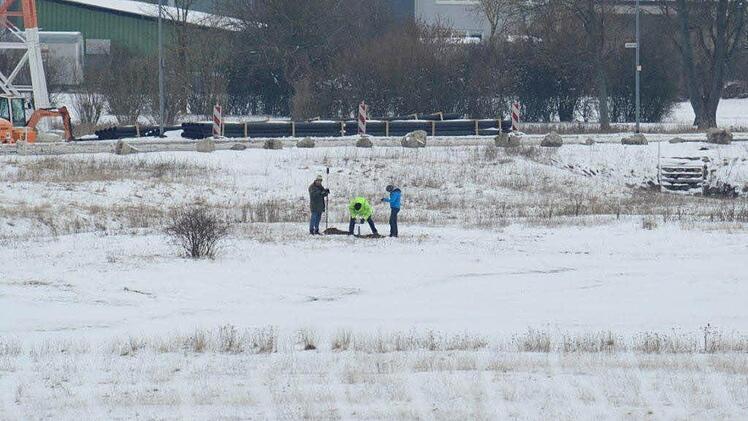 Auf dem Bamberger Flugplatz wurden noch am Mittwoch Probebohrungen vorgenommen. Foto: Kilian Schmit