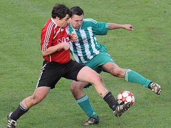 Mit harten Bandagen wurde beim Derby in Hammelburg gekämpft: Auf unserem Bild beharken sich FCler Christian Ohmert (rechts) und Diebachs Florian Ullrich. Foto: ssp