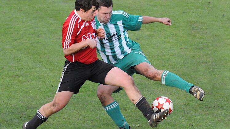 Mit harten Bandagen wurde beim Derby in Hammelburg gekämpft: Auf unserem Bild beharken sich FCler Christian Ohmert (rechts) und Diebachs Florian Ullrich. Foto: ssp