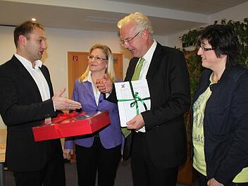 Den Besuch von Thomas Kreuzer (3. von links) nutzen Angela Wiegand (links) und Astrid Vetter auch, um eine Unterschriftenliste bezüglich weiterführende Schule im Norden zu übergeben. Mit im Bild: Der Landtagsabgeordnete Jürgen Baumgärtner.  Foto: Schadeck