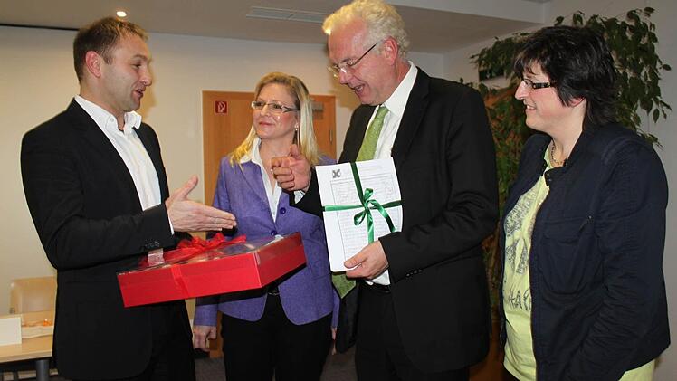 Den Besuch von Thomas Kreuzer (3. von links) nutzen Angela Wiegand (links) und Astrid Vetter auch, um eine Unterschriftenliste bezüglich weiterführende Schule im Norden zu übergeben. Mit im Bild: Der Landtagsabgeordnete Jürgen Baumgärtner.  Foto: Schadeck