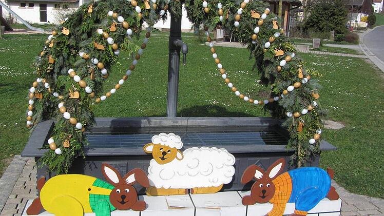 Posierliche Gesellen am Brunnen in Mödlitz. Foto: Herbert Fischer