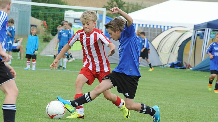 Szene aus der U-11-Begegnung des TSV Maßbach (in rot-weiß) gegen Schwebheim.