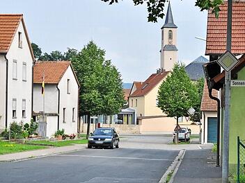 In Wonfurt, Dampfach und Steinsfeld werden fast sämtliche Siedlungsgebiete zu Tempo-30-Zonen. Dort gilt dann in Zukunft die Vorfahrtsregel "Rechts vor Links". Insgesamt können 42 Vorfahrtsschilder abgebaut werden. Unser Bild zeigt Wonfurt.  Foto: Ulrike Langer
