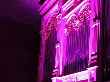 Die Orgel war in farbiges Licht getaucht. Foto: Franz Galster