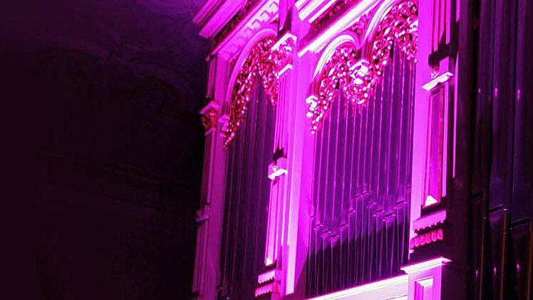 Die Orgel war in farbiges Licht getaucht. Foto: Franz Galster