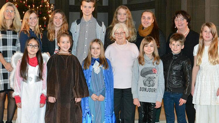 Annemarie Arnold (Mitte) hat mit dem Basteln von Fröbelsternen 1200 Euro eingenommen, die dem Hilfsprojekt der Theatergruppe der Herz-Jesu-Pfarrei unter der Leitung von Gabriele Makowka (links) und Uschi Kriener (2. von rechts) zugute kommen.  Foto: Björn Hein