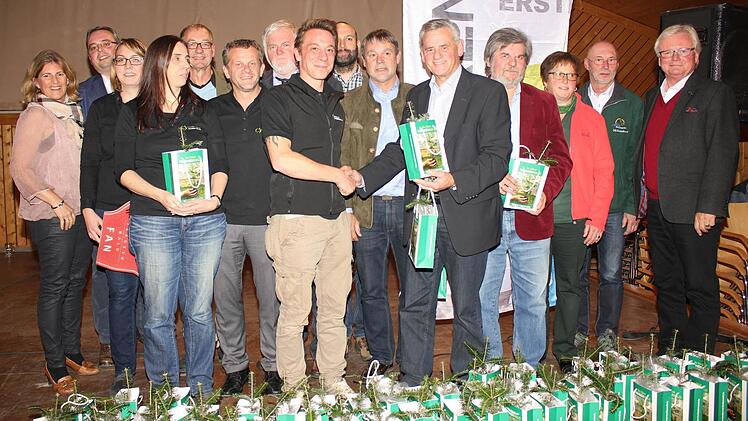 Die Vertreter aller Gruppen, die an der Verwirklichung des Projekts zertifizierte Wanderregion Frankenwald beteiligt war. Landrat Oswald Marr dankt Björn Stumpf (vorn Mitte). Foto: Klaus Klaschka