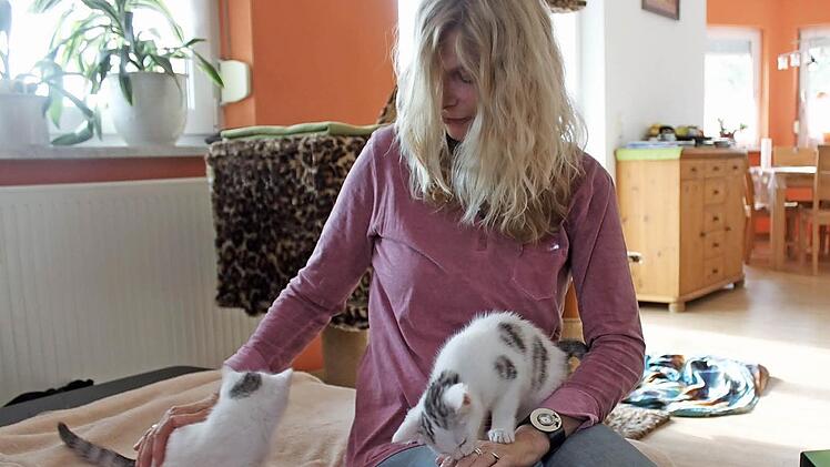 Das ist der Lohn für viele Mühen: Die Kleinen kuscheln und spielen mit ihrer Pflege-"Mutter" Heidi Murawski.Foto: Anette Schreiber