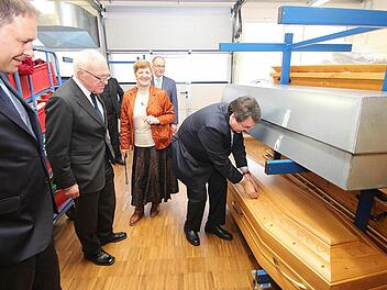 Immer wieder führt Verwaltungschefin Rosina Eckert (Mitte) Besucher durch das Bundesausbildungszentrum, hier sind es Vertreter des Handwerks und des Bestatterverbandes. Beim jüngsten Erzählcafé im Seniorenzentrum St. Elisabeth berichtete sie von ihrer Arbeit. Foto: Archiv/Dieter Britz