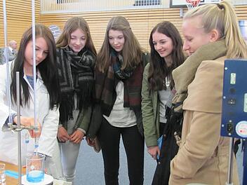 Am Stand der Kulmbacher Berufsfachschule für pharmazeutisch-technische Assistenten ist fast so eine Art Minilabor aufgebaut. Hier zeigt Nicole Ebert den interessierten Schülerinnen der Realschule Coburg II, wie eine Säure-Base-Titration funktioniert. Foto: Martin Koch