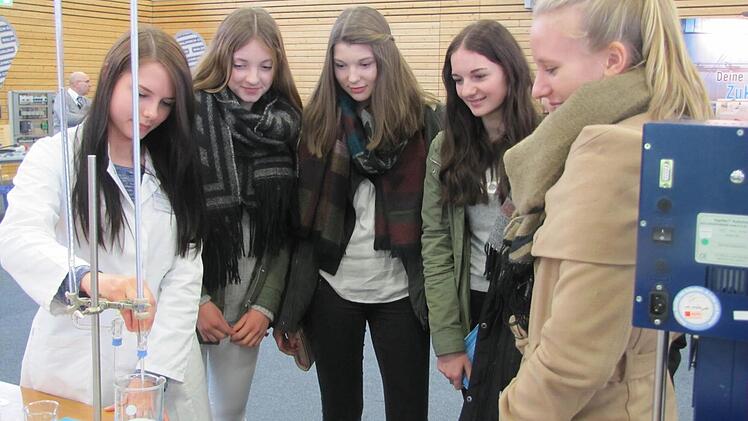 Am Stand der Kulmbacher Berufsfachschule für pharmazeutisch-technische Assistenten ist fast so eine Art Minilabor aufgebaut. Hier zeigt Nicole Ebert den interessierten Schülerinnen der Realschule Coburg II, wie eine Säure-Base-Titration funktioniert. Foto: Martin Koch