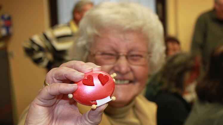 Ursula Hohe freut sich über eine Liebesorgel mit Herzchen.