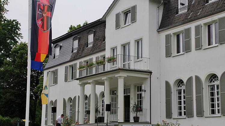 Die Bildungsstätte Heiligenhof wurde gründlich renofiert. Das Haupthaus wirkt wie eine Filmkulisse. Foto: Werner Vogel
