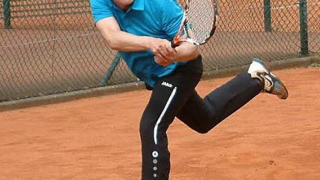 Obwohl Albert Wich von den Herren 55 des TC Steinwiesen sein Einzel und das Doppel mit Reiner Simon gegen den TC Gundelsheim gewann, ging das Spiel knapp mit 10:11 verloren. Foto: Hans Franz