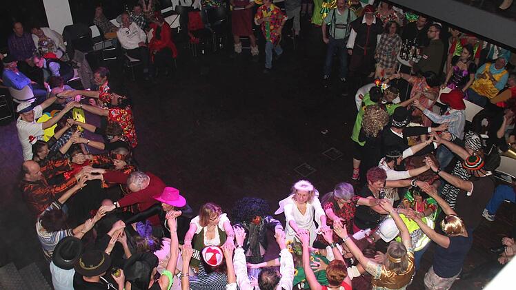 Impressionen von der Höchstadter Rosenmontagsparty. Foto: Johanna Blum