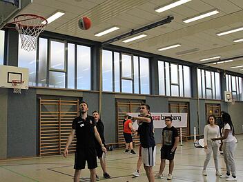 Jugendtrainer Niko Reichmann mit den Schülern am KorbEvi Seeger