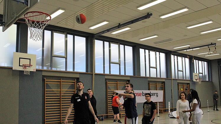Jugendtrainer Niko Reichmann mit den Schülern am KorbEvi Seeger