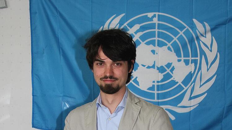 Florian Johren leitete die UN-Sitzung des Sicherheitsrates - sogar die UN-Flagge wehte in den Klassenzimmern des Markgraf-Georg-Friedrich-Gymnasiums