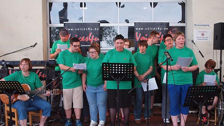 Der Werkstattchor "Joseph Singers" erhielt für seinen Auftritt viel Beifall von den zahlreichen Besuchern.Alfred Thieret