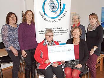 Ina Kober-Naumann überreichte der Hospizvereinsvorsitzenden Evelyn Kondruss (sitzend von rechts) einen Scheck über eine Spende von 2500 Euro zugunsten der Hospizarbeit, worüber sich auch Sabine Schramm, Inge Atzpodien, Sabine Schmid-Hagen und Monika Porzelt (stehend von rechts) sehr freuten.  Foto: AlfredThieret