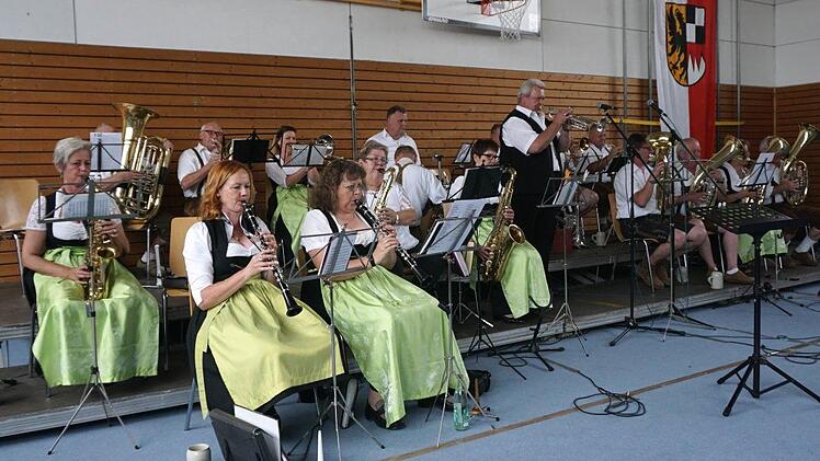 Die Ehemaligen der Jugendkapelle Aurachtal sorgten für zünftige Blasmusik