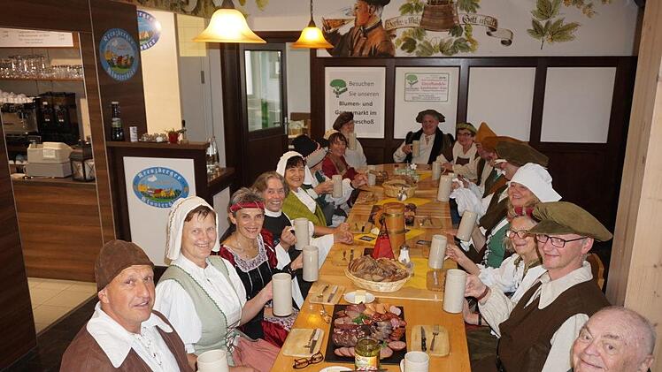 Nachdem die Fotos wegen des Nebels nicht so toll waren, entschieden die Freunde der Osterburg sich spontan für eine illustere Tafelrunde. Foto: Marion Eckert