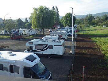 Auf Anhieb gut angenommen werden die elf neuen Stellplätze für Wohnmobile am Bleichrasen. Foto: Peter Kress/Stadtverwaltung