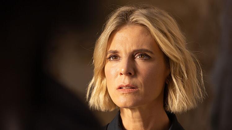 Ex-MI6-Agentin Sylvia Fox (Emilia Fox) muss im ersten neuen Fall den Mord an einem gut angesehenen Schulleiter aufklären.