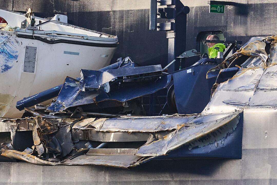 Kreuzfahrtschiff st&ouml;&szlig;t mit Containerschiffen zusammen